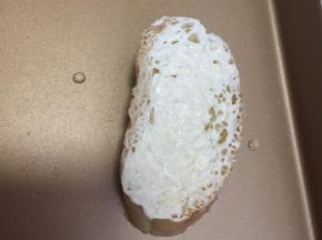 面包片上抹一层沙拉酱
