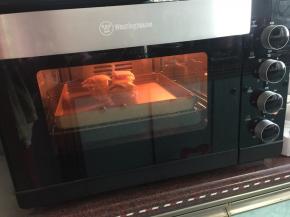 然后放入预热的烤箱中层，上火230摄氏度，下火100摄氏度烤10分钟