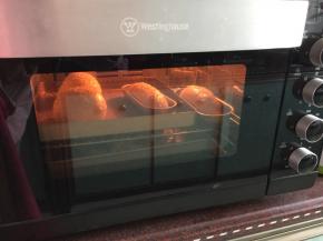 烤箱预热后放入烤箱中层，180摄氏度烤20分钟