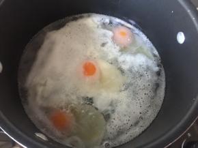 水煮至80摄氏度，然后磕入鸡蛋，不要搅拌它