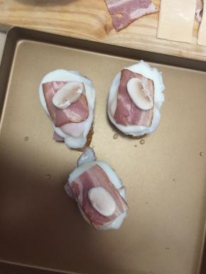 放入一片培根和白蘑菇片