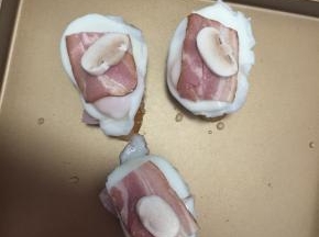 放入一片培根和白蘑菇片