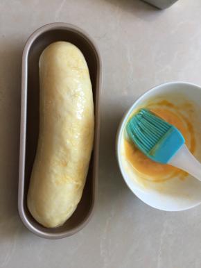 发酵至两倍大时刷上蛋黄液