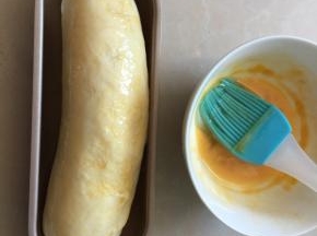 发酵至两倍大时刷上蛋黄液