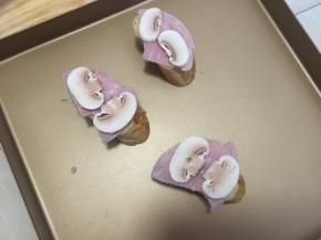 放入两片火腿片和两片白蘑菇