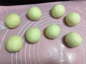 取出面团分成60克的等份