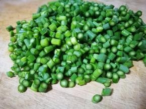 蒜苔洗净切碎