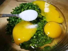 鸡蛋打入蒜苔中 加适量盐
