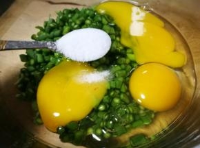 鸡蛋打入蒜苔中 加适量盐