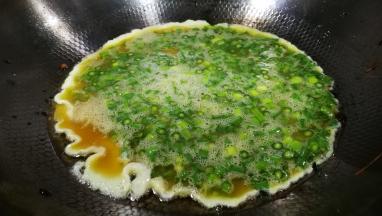 锅中油热倒入蛋液