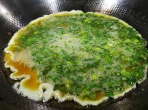 锅中油热倒入蛋液