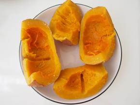 南瓜适量，切成小块蒸熟。