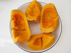 南瓜适量，切成小块蒸熟。