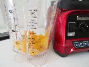 放到料理杯中，蒸熟的南瓜泥比较湿润，所以少量的就可以了。