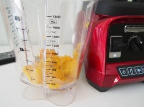 放到料理杯中，蒸熟的南瓜泥比较湿润，所以少量的就可以了。