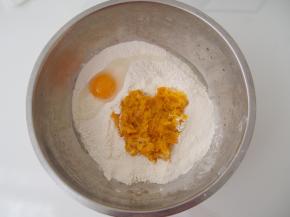 将打好的南瓜泥放入面粉中，加入一个鸡蛋，根据面团的柔软程度适量加水，揉好。