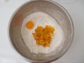 将打好的南瓜泥放入面粉中，加入一个鸡蛋，根据面团的柔软程度适量加水，揉好。