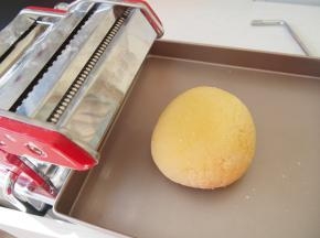 揉好的面团稍微醒发一会儿