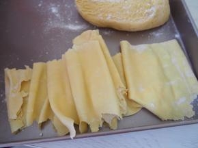 用压面机反复压成薄片