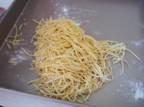 根据自己的喜好选择相应的粗细档位压成面条