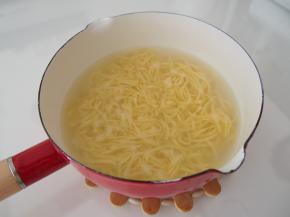 放入高汤煮熟，加入自己喜欢的配菜即可