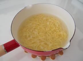 放入高汤煮熟，加入自己喜欢的配菜即可