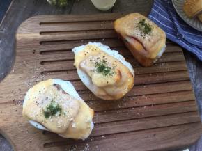 出炉后撒上黑椒碎、芝士粉和青海苔碎