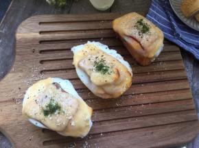 出炉后撒上黑椒碎、芝士粉和青海苔碎
