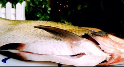 将鱼清理干净，洗净沥水