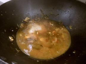 淋入锅中的汤汁内，烧开勾芡汁