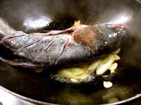 放入胖头鱼，煎至两面出香味