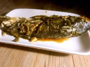 把鱼整条装入盘中，汤汁留锅内