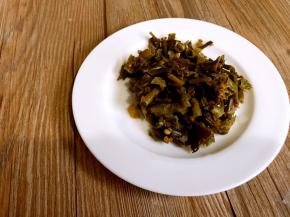 泡椒豇豆切碎，备用