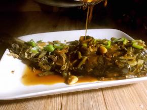 淋入装好盘的鱼上即可