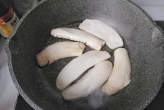 不粘锅入少许油，放入杏鲍菇小火煎制，花刀面朝下