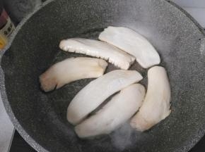 不粘锅入少许油，放入杏鲍菇小火煎制，花刀面朝下