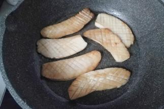 煎至金黄后翻面，再煎另一面