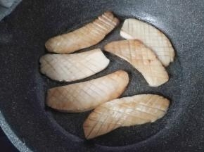 煎至金黄后翻面，再煎另一面