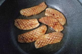 接着在花刀面上刷一层烧烤酱