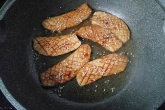 然后洒上少许白芝麻