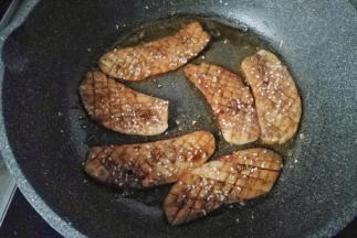 再洒上孜然粉和孜然粒，最后再洒点鸡精小火煎一会儿即可起锅装盘。