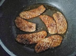 再洒上孜然粉和孜然粒，最后再洒点鸡精小火煎一会儿即可起锅装盘。