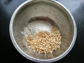 准备一个大一点的碗，将低粉，燕麦放入碗中。