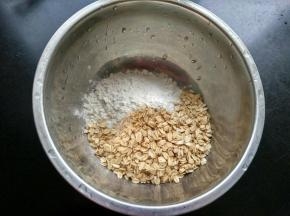 准备一个大一点的碗，将低粉，燕麦放入碗中。