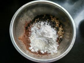 加入糖粉和泡打粉。