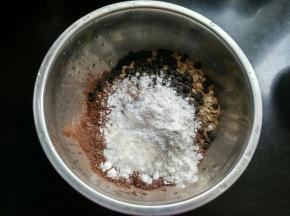 加入糖粉和泡打粉。