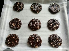 烤盘铺油纸，捏成一个个圆饼。