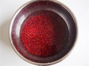 准备好红豆，挑去里面的杂质，洗净后，浸泡12小时左右，然后放入高压锅中煮熟。