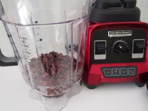 取适量红豆放入料理杯中，红豆直接放蜂蜜或者白糖也可以吃哦，味道是不错的。