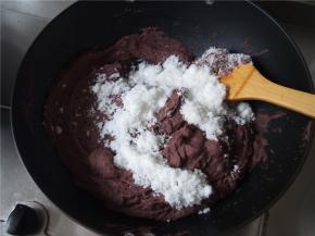 打好的红豆沙放入不粘锅中，加入猪油和白糖炒干